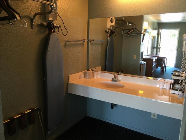 Applegate Inn image 8